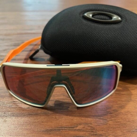 NWOT Oakley Sutro Latitude Collection - Picture 4 of 7